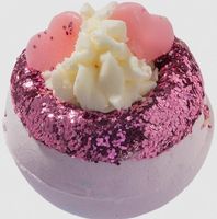 Badebombe Sugar Plum Fairy mit pinkem Glitzer, Herzdeko und weißer Cremehaube