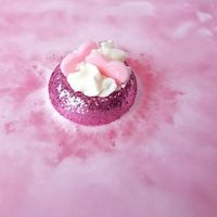 91816-Badebombe-Sugar-Plum-Fairy-Bath-Blaster-160g-von-Bomb-Cosmetic--Screenshot-2025-05-27-124131.jpg Sugar Plum Fairy Badebombe in rosa Badewasser mit schäumendem Effekt