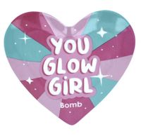 Herzförmige Porzellan-Seifenschale mit Aufschrift „YOU GLOW GIRL“ in Rosa, Türkis und Lila von Bomb Cosmetics