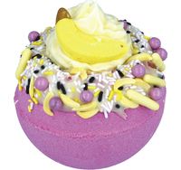 91822-Badebombe-Happy-People-Bath-Blaster-160g-von-Bomb-Cosmetic--Screenshot-2025-05-26-205013.jpg Handgemachte Badebombe Banana Delight mit gelber Bananen-Deko und bunten Streuseln von Bomb Cosmetics