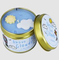 Duftkerze Above the Clouds von Bomb Cosmetics in blauer Metalldose mit Wolken- und Sonnendekor
