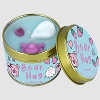 Bear Hug Duftkerze von Bomb Cosmetics mit Gummibärchen-Dekor, Herz und Schriftzug in runder Metalldose