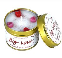 Big Love Duftkerze von Bomb Cosmetics mit rosa und roten Herz-Dekorationen in Metalldose