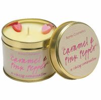 91833-Duftkerze-Caramel-und-Pink-Pepper-Tinned-Candle-von-Bomb-Cosmetic--Screenshot-2025-05-26-212956.jpg Caramel & Pink Pepper Duftkerze von Bomb Cosmetics mit Herzdeko in goldener Metalldose – süß-würziges Kerzendesign mit Stil