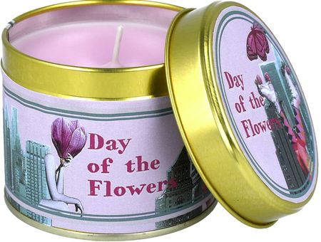 Day of the Flowers Duftkerze von Bomb Cosmetics in rosafarbener Metalldose mit floralem Design und rosa Sojawachs