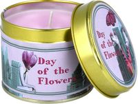 91835-Duftkerze-Day-of-the-Flowers-TinCandle-von-Bomb-Cosmetic--Screenshot-2025-05-26-212756.jpg Day of the Flowers Duftkerze von Bomb Cosmetics in rosafarbener Metalldose mit floralem Design und rosa Sojawachs