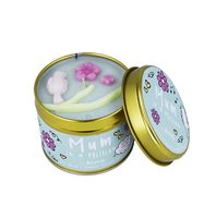 Duftkerze „Mum in a Million“ von Bomb Cosmetics in dekorativer Metalldose mit Blumen- und Vogelverzierung, rosa Wachs und liebevollen Details – handgemacht mit Jasmin- und Neroliöl.