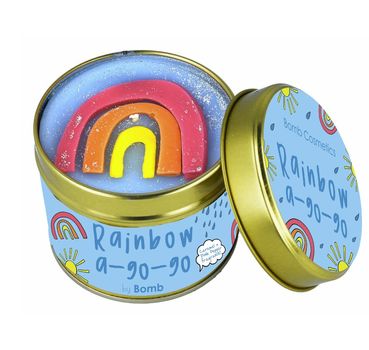 Rainbow a-go-go Duftkerze von Bomb Cosmetics in blauer Metalldose mit Regenbogen aus Wachs und Glitzer – handgemacht, mit Karamell-, Rosa Pfeffer-, Sandelholz- und Zedernholzduft.