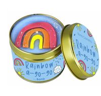 91839-Duftkerze-Mum-in-a-Million-Scent-Stories-Candle-in-der-Metalldose-von-Bomb-Cosmetic--Screenshot-2025-05-26-212333.jpg Rainbow a-go-go Duftkerze von Bomb Cosmetics in blauer Metalldose mit Regenbogen aus Wachs und Glitzer – handgemacht, mit Karamell-, Rosa Pfeffer-, Sandelholz- und Zedernholzduft.