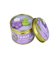 Lila Duftkerze "Thanks a Bunch" von Bomb Cosmetics in Metalldose mit modellierten Blumen und Blättern auf der Oberfläche.