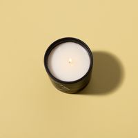 91856-Duftkerze-Impressions-Better-Together-im-Keramiktopf-Incense-und-Smoke-von-Paddywax-IM0509EU-21.jpg Duftkerze Better Together von oben fotografiert, brennend auf gelbem Hintergrund