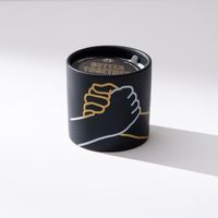 91856-Duftkerze-Impressions-Better-Together-im-Keramiktopf-Incense-und-Smoke-von-Paddywax-IM0509EU-22.jpg Nahaufnahme der Paddywax Duftkerze Better Together mit Motiv und dunklem Keramiktopf