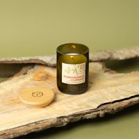 91859-Duftkerze-Sojakerze-Eco-Green-Pomegranate-und-Currant-von-Paddywax-EG04EU-20.jpg Brennende Paddywax Eco Green Kerze Pomegranate & Currant auf Holzplatte mit Deckel