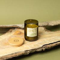 91860-Duftkerze-Sojakerze-Eco-Green-Bamboo-und-Green-Tea-von-Paddywax-EG07EU-20.jpg Brennende Eco Green Duftkerze Bamboo & Green Tea auf rustikalem Brett