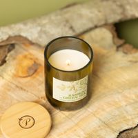 91860-Duftkerze-Sojakerze-Eco-Green-Bamboo-und-Green-Tea-von-Paddywax-EG07EU-21.jpg Paddywax Duftkerze Bamboo & Green Tea auf Holzuntergrund, geöffnet mit Deckel