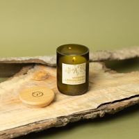 Brennende Eco Green Duftkerze Verbena & Lemongrass auf rustikalem Brett