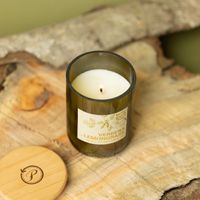 91861-Duftkerze-Sojakerze-Eco-Green-Bamboo-und-Green-Tea-von-Paddywax-EG06EU-21.jpg Paddywax Duftkerze Verbena & Lemongrass auf Holzuntergrund, geöffnet mit Deckel