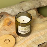 91862-Duftkerze-Sojakerze-Eco-Bordeaux-Fig-und-Vetiver-von-Paddywax-EG01EU-21.jpg Brennende Eco Green Duftkerze Bordeaux Fig & Vetiver auf Holzunterlage
