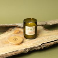 91863-Duftkerze-Sojakerze-Eco-Mandarine-und-Lavender-von-Paddywax-EG02EU-20.jpg Brennende Paddywax Eco Green Kerze Mandarine & Lavender auf Holzplatte mit Deckel