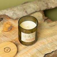 91863-Duftkerze-Sojakerze-Eco-Mandarine-und-Lavender-von-Paddywax-EG02EU-21.jpg Duftkerze Mandarine & Lavender von oben – brennend, Glas mit Etikett auf natürlichem Hintergrund