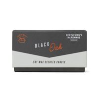Vorderseite der Verpackung der Gentlemen’s Hardware Duftkerze Black Oak mit Triple-Wick-Symbol