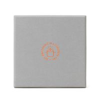 Oberseite der Verpackung mit Aufdruck Soy Wax Candle in a Concrete Pot in orange auf grauem Hintergrund