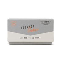 Vorderseite der Verpackung der Gentlemen’s Hardware Duftkerze Bourbon Cedar mit Triple-Wick-Symbol