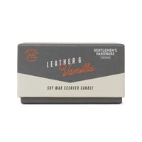 Verpackung der Gentlemen’s Hardware Duftkerze Leather & Vanilla mit Triple-Wick-Hinweis und Produktnamen in Orange