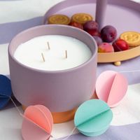 91872-Duftkerze-Sojakerze-Colour-Block-453g-Purple-Ceramic-Candle-Violet-und-Vanilla-von-Paddywax-Sommerfest--11-von-17-.jpg Duftkerze in Colorblocking Flieder/orange auf einem dekoriertem Tisch