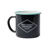Emaille-Tasse mit Outdoor-Design „Sleep Under the Stars“ und Zeltsymbol in Blau auf schwarzem Hintergrund