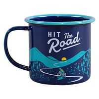Emaille-Tasse in Dunkelblau mit Radfahrer-Design, Berglandschaft und Aufschrift „Hit The Road“