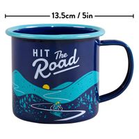 Emaille-Tasse „Hit The Road“ mit Maßangabe 13,5 cm Breite, Bergmotiv und hellblauem Rand