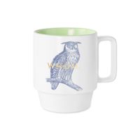 Weiße Keramiktasse mit blauer Eulen-Zeichnung, goldener Aufschrift „WHOM.“ und grünem Innenbereich von DesignWorks Ink USA