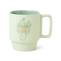 91881-Tasse-Vintage-Sass-Mug-Free-Hugs-335ml-von-DesignWorks-Ink-Screenshot-2025-05-31-212637.jpg Hellgrüne Keramiktasse mit Kaktus-Zeichnung und goldener Aufschrift „Free Hugs“, farbigem Innenbereich und eckigem Henkel von DesignWorks Ink USA