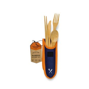 Bambus-Besteck-Set in blauer Stofftasche mit orangefarbener Einfassung und Gentlemen’s Hardware Label, bestehend aus Löffel, Gabel, Messer und Essstäbchen