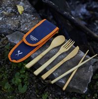 Bambus-Besteck ausgelegt auf Steinboden in der Natur – Gabel, Messer, Löffel, Stäbchen und Etui von Gentlemen’s Hardware