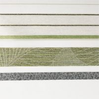 Eleganter Jacquard-Gardinenstoff in Weiß mit modernen Streifen und Blättermotiven in frischem Grün. Der halbtransparente Stoff mit 1,50 m Breite verschönert Fenster als dekorativer Store oder Vorhang - Nahaufnahme