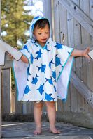 Kind mit Badeponcho au sHaifisch-Frottee Stoff in Blau für Handtücher und Ponchos
