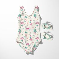 91944-Badeanzugstoff-UPF-50-bi-elastisch-recycelt-Baufahrzeuge-wollweiss-1-50m-Breite-21673-051-6.jpg Kinderbadeanzug aus wollweißem Stoff mit Meerjungfrauen-Muster, daneben Flip-Flops