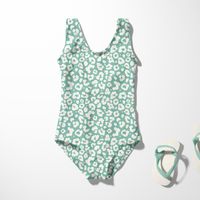 Badeanzug aus Badeanzugstoff mit Leo-Print in grün-wollweiß, dekoriert mit passenden Flipflops