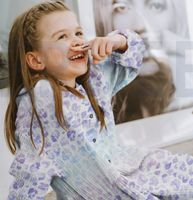 Mädchen trägt weites Langarmkleid aus Musselin Stoff Leo Blau Lila – Baumwolle doppellagig 1,33 m breit