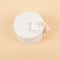 91991-Duftkerze-Sojakerze-Cypress-und-Fir-285g-Keramiktopf-offwhite-mit-Holzperlenanhaenger-von-Paddywax--MG-3461.jpg Paddywax Duftkerze Cypress & Fir – 3-Docht Sojakerze im Keramiktopf 285g mit Holzperlen im Kontrast hervorgehoben