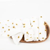 91993-Stoffservietten-4er-Set-Musselin-Blueten-weiss-gelb-40x40cm-von-SCHoeNER-LEBEN----MG-3710.jpg Musselin Stoffservietten 4er Set Blüten weiß gelb – SCHÖNER LEBEN. 40x40cm in Szene gesetzt