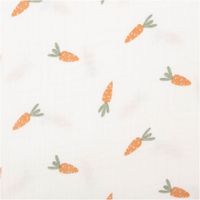 Weißer Musselin-Stoff mit niedlichem Karotten-Print – weicher Baumwollstoff, ideal für Kinderbekleidung, Accessoires und Dekoration - Nahaufnahme