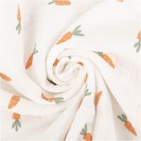 Weißer Musselin-Stoff mit niedlichem Karotten-Print – weicher Baumwollstoff, ideal für Kinderbekleidung, Accessoires und Dekoration - kunstvoll eingedreht in Falten