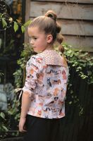 92005-Baumwollstoff-Popeline-Digitaldruck-Dogs-beige-braun-1-48m-Breite-Screenshot-2025-06-19-132157.jpg Mädchen mit Bluse aus Popeline-Stoff mit Hunden in Braun-Beige-Tönen