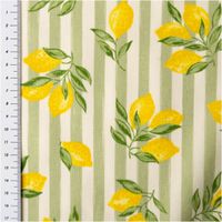 Baumwollstoff Percale mit grün-weißen Streifen und gelben Zitronenmotiven, frisches Design ideal für sommerliche Deko- und Nähprojekte - mit Massband