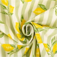 92010-Baumwollstoff-Percale-Amande-Zitronen-Streifen-gruen-1-5m-Breite-IMG-4815.jpg Baumwollstoff Percale mit grün-weißen Streifen und gelben Zitronenmotiven, frisches Design ideal für sommerliche Deko- und Nähprojekte - kunstvoll eingedret in Falten