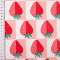 Abwaschbarer Tischdeckenstoff aus beschichteter Baumwolle mit rosa-weiß kariertem Muster und stilisierten roten Erdbeeren mit grünen Blättern - mit Massband
