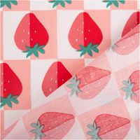 92012-Tischdeckenstoff-abwaschbar-Baumwollstoff-beschichtet-Mariguette-Erdbeeren-rosa-rot-1-45m-Breite-IMG-4852.jpg Abwaschbarer Tischdeckenstoff aus beschichteter Baumwolle mit rosa-weiß kariertem Muster und stilisierten roten Erdbeeren mit grünen Blättern - mit Rueckseite